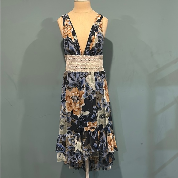 Free People Dresses & Skirts - Free People Lovely Graden Midi Dress size 6 Blue Floral Lace Detail